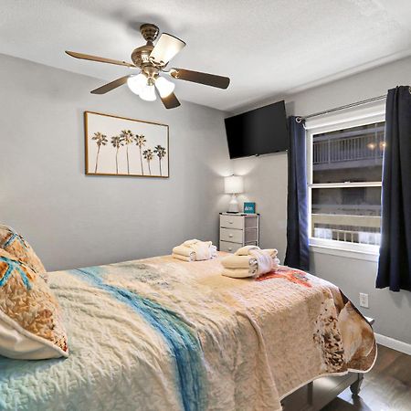 The Breakers #220 Beach Condo, Beautiful Ocean View At Coligny Beach, 4 N Forest Beach Drive Hilton Head, Walk To All Shops Restaurants, Renovated Jan 2024, Vacation Rental Hhi Llc Hilton Head Island Exterior photo