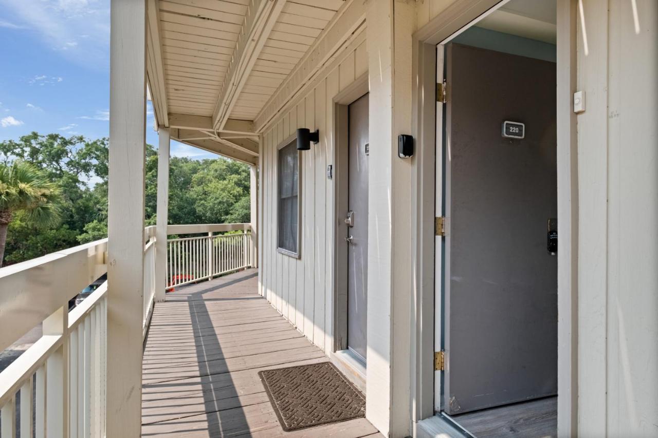 The Breakers #220 Beach Condo, Beautiful Ocean View At Coligny Beach, 4 N Forest Beach Drive Hilton Head, Walk To All Shops Restaurants, Renovated Jan 2024, Vacation Rental Hhi Llc Hilton Head Island Exterior photo